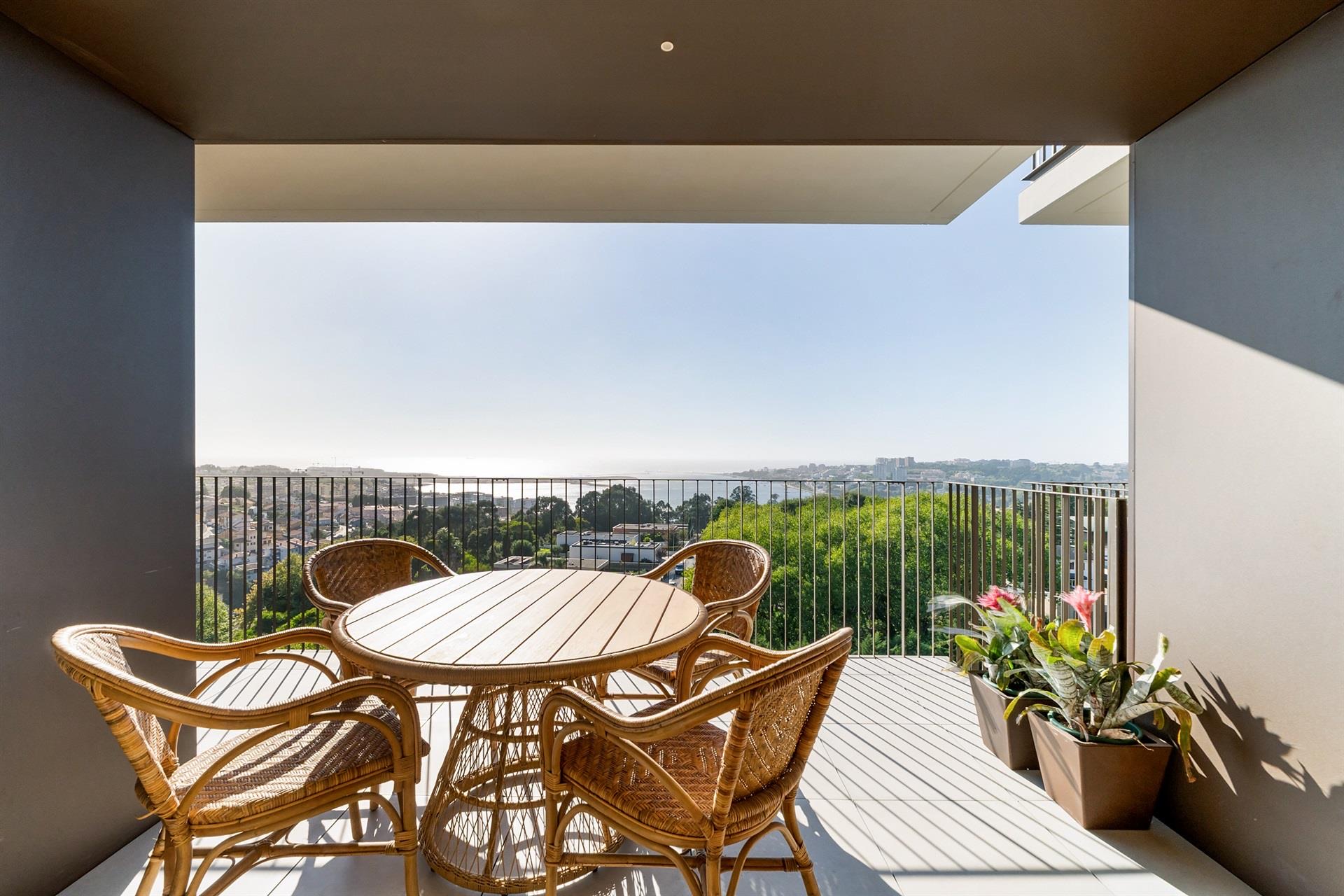 Terraço com mesa, cadeiras e vista sobre Gaia